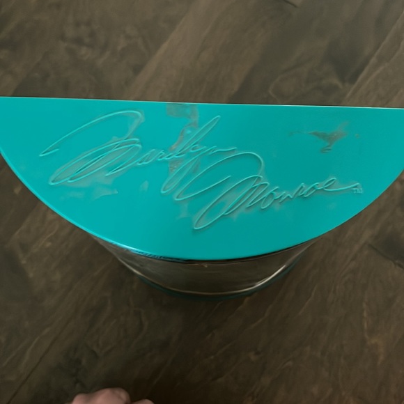 Marilyn monroe collector series doll - Picture 3 of 4